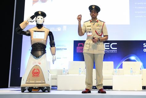迪拜机器人警察正式上岗 会六种语言功能多样